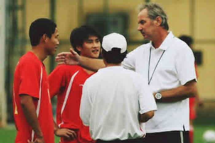 VFF và các danh thủ Việt Nam đau xót trước sự ra đi của HLV Alfred Riedl