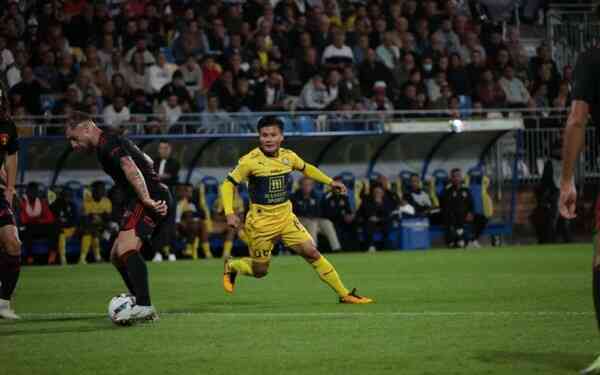 Nhìn Quang Hải và Công Phượng, rõ thực tế phũ phàng